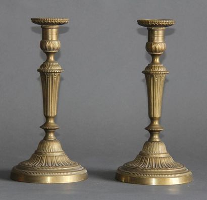 null Paire de bougeoirs en bronze, style Louis XVI
H : 28,5 cm.