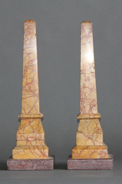 null Paire d'obelisques en marbre
H : 36 cm. (accidents)