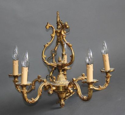 null Lustre en bronze doré à cinq lumières, style Louis XV
