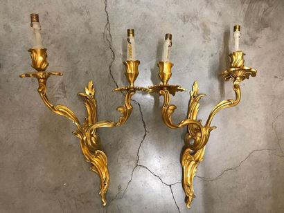 null Paire d'appliques en bronze à deux lumières, style Louis XV
H : 37 cm.