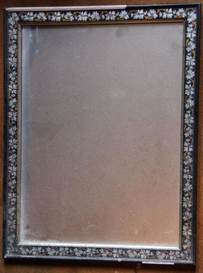 null Petit miroir en bois noirçi gravé de feuillage doré et argenté
44 x 34 cm. ...