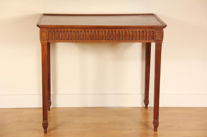 null Table cabaret en bois naturel, style Louis XVI
H : 71 L : 81 P : 58 cm.