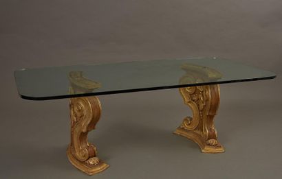 null Table basse à piètement en bois sculpté à décor en console et coquilles, plateau...
