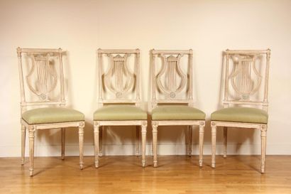 null Quatre chaises en bois laqué blanc à dossier lyre, style Louis XVI