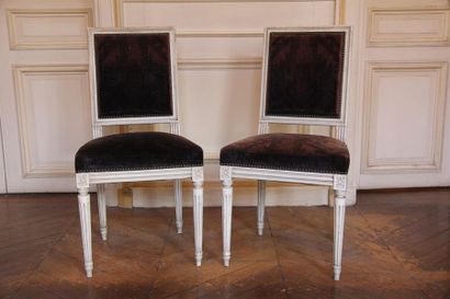 null Deux chaises à dossier droit en bois laqué blanc, style Louis XVI