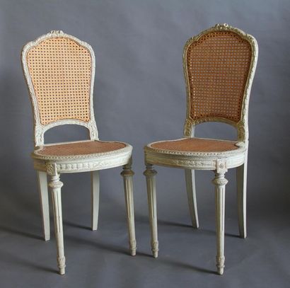 null Paire de chaises cannées à dossier droit en bois laqué blanc, style Louis X...