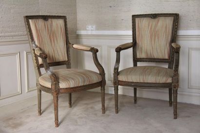 null Paire de fauteuils cabriolets en bois laqué gris style Louis XVI
H : 98 L :...