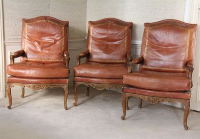 null Trois fauteuils à dossier droit en bois naturel sculpté de coquilles, garniture...