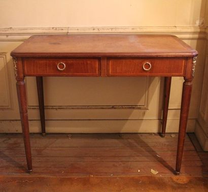 null Bureau plat en bois de placage à deux tiroirs, style Louis XVI
H : 77 L : 99...