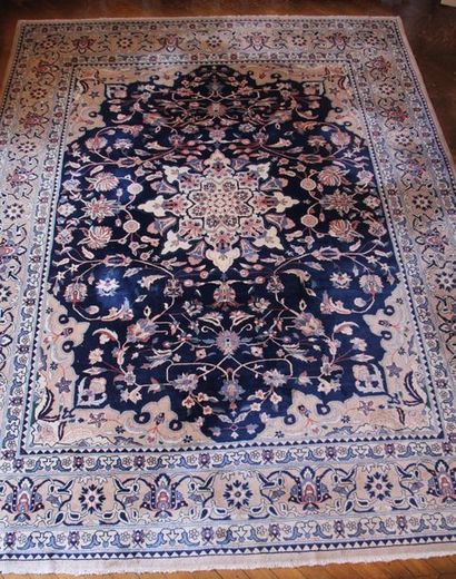 null Important tapis en laine polychrome à fond bleue
266 x 375 cm.
