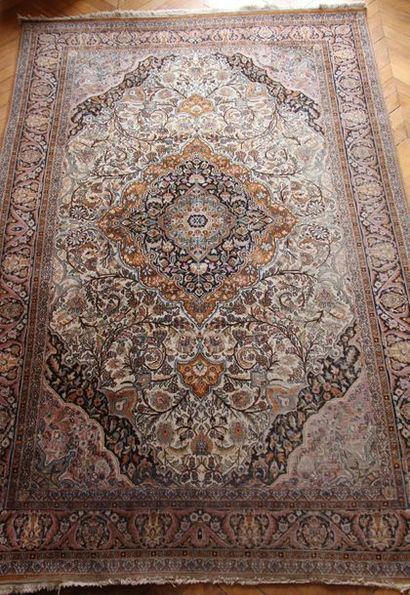 null Important tapis en soie à décor d'un médaillon et feuillage
273 x 182 cm.