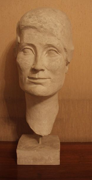 null J. COLLIN
Buste de femme
Sculpture en plâtre signée sur la base
H : 49 cm.