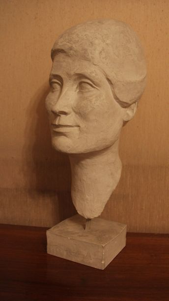 null J. COLLIN
Buste de femme
Sculpture en plâtre signée sur la base
H : 49 cm.