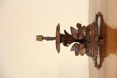 null Pied de lampe en bois naturel sculpté d'oiseaux,
H : 21 cm.
