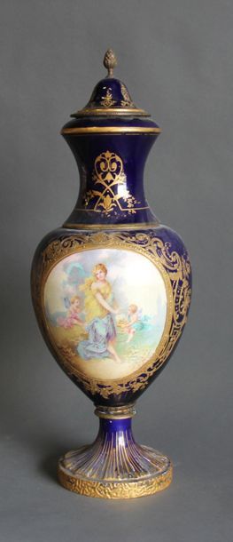 null Vase couvert sur piédouche en porcelaine à fond bleu et doré à décor de deux...