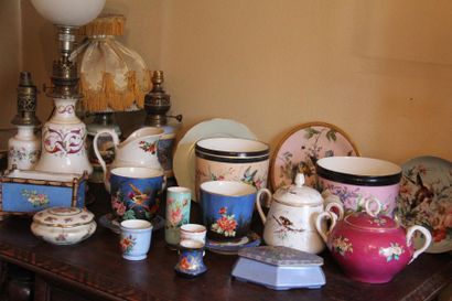 null Lot de vases, cache-pots, pieds de lampe, theière, assiettes en porcelaine polychrome...