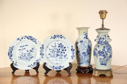 null Lot :
- paire d'assiettes en porcelaine blanc bleu
- deux potiches balustres...