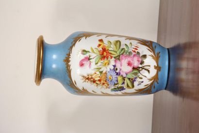 null Vase en porcelaine à fond bleue ciel à médaillon doré de fleurs polychrome,...