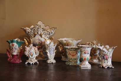 null Lot de neuf vases en porcelaine blanche à décor polychrome et divers