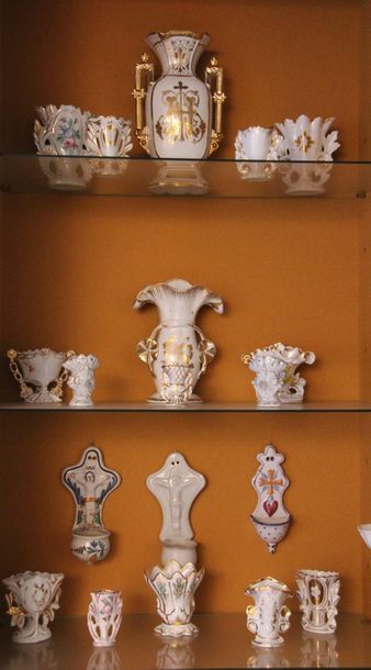 null Lot de vases d'église en porcelaine blanche et doré et divers