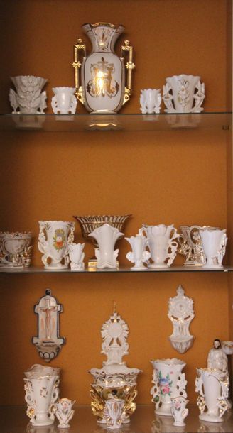 null Lot de vases d'église en porcelaine blanche et doré et divers