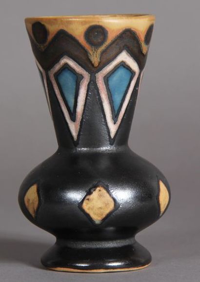 null HB QUIMPER ODETTA
Vase sur piédouche en céramique flammé à décor polychrome,...