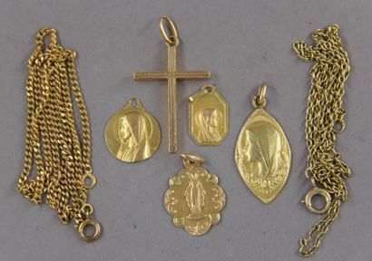 null Deux chaines de cou et cinq pendentifs Vierge et croix en or jaune 18k, pds...