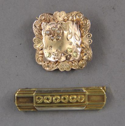 null Deux broches en or jaune 18k, pds : 1,9-2,1 g.
Pds TOTAL : 4 g.