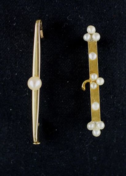 null Deux broches en or jaune 18k orné de perles, pds brut : 2,2-2,2 g.
Pds brut...