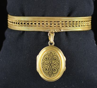 null Bracelet tressé en or jaune 18k orné d'un pendentif souvenir ovale en or jaune...
