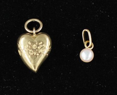 null Deux pendentifs en or jaune 18k ; cœur et perle, pds brut : 1,1 g.