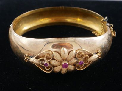 null *Articulated rigid bracelet in 18k yellow gold with relief decoration of a flower...