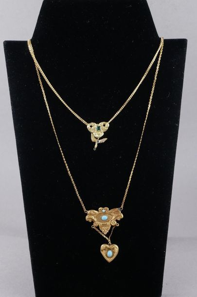 null *Two 18k yellow gold necklaces with pendants set with stones, pds rough: 3.5-6...