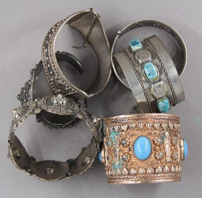 null Lot de bracelets divers en métal argenté, Afrique du Nord
