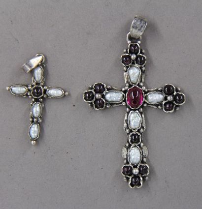 null Deux pendentifs croix en métal argenté, perles baroques et pierres rouges