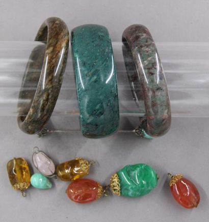 null Lot de trois bracelets et éléments de pendentifs en pierres dures et divers