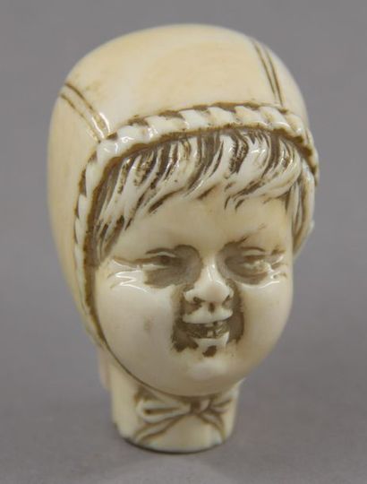 null Pommeau d'ombrelle en ivoire sculptée en forme de tête d'enfant, fin XIXème...