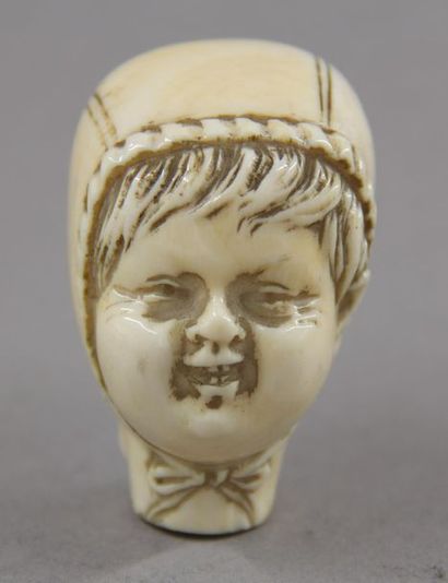 null Pommeau d'ombrelle en ivoire sculptée en forme de tête d'enfant, fin XIXème...