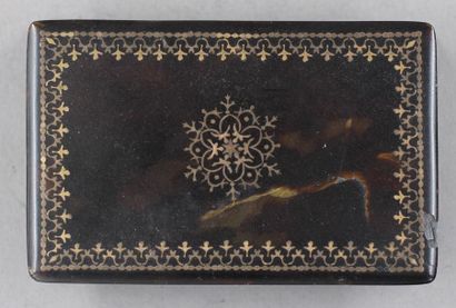null Boite rectangulaire en corne brune à décor doré, XIXème s.
7,5 x 5 cm. (acc...