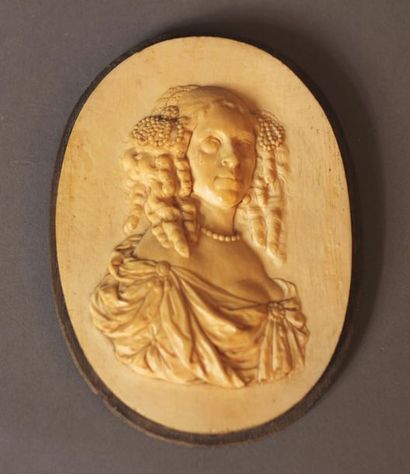 null Bas-relief ovale représentant un buste de femme dans le style du XVIIème s....