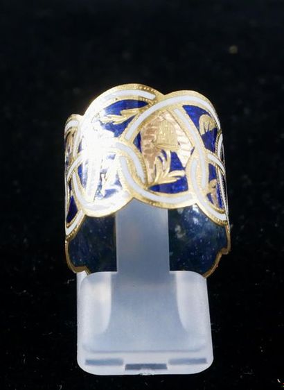 null *Large poly-lobed ring in 18k yellow gold and enamel, gross weight: 4.8 g.