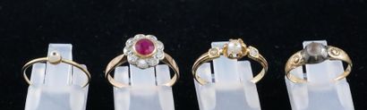 null *Four rings in 18k yellow gold set with pearls, white and red stones, pds rough:...