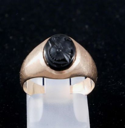 null *14k yellow gold signet ring set with an intaglio, weight : 4 g.