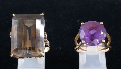 null *Two rings in 18k yellow gold set with a mauve stone and a quartz, TDD: 57-55,...