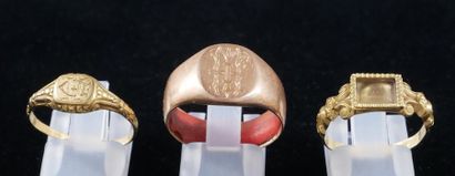 null *Three 18k yellow gold signet rings, pds: 10.8-1.8-1.2 g.
TOTAL weight: 13.8...