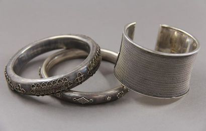 null Deux bracelet rigides orné d'un décor géométrique en relief et un bracelet manchette...
