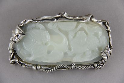 null Broche ovale à monture en métal argenté ornée d'une plaque en jade
L'épingle...