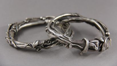 null Deux bracelets rigides entrelacés en métal argenté