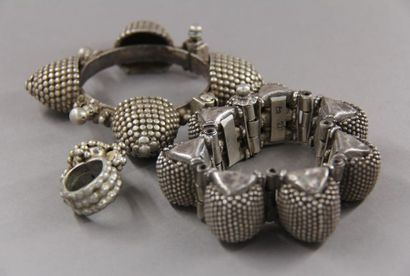 null Deux bracelets et une bague en métal à décor de cabochon de points arrondies...