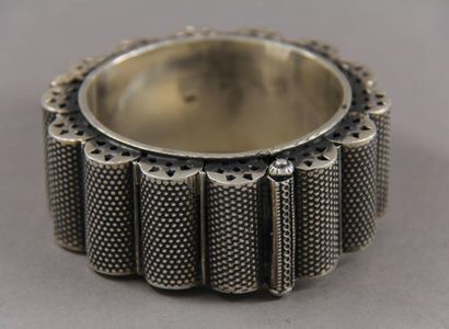 null Bracelet rigide articulé orné de demi-cylindres en argent 925°/°°, pds : 147,4...